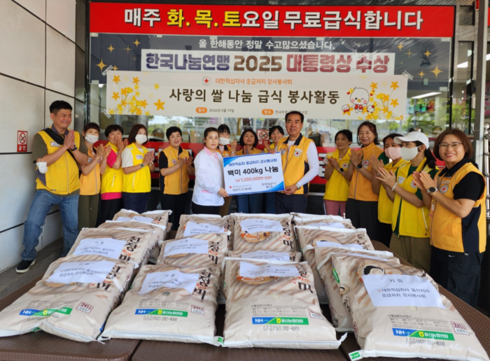 대한적십자사 울산광역시지사 응급처치 강사봉사회은 19일 울산 남구에 위치한 천사무료급식소 울산점에서 관내 독거노인 및 취약 가정을 위한 120만원 상당의 백미 400kg을 후원했다. 대한적십자사 울산지사 제공