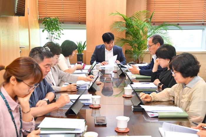 울산 울주군은 19일 부군수실에서 조례규칙심의위원회를 개최한 가운데 울주군수 권한대행인 노동완 부군수 및 심의 위원들이 관계 부서의 제안설명을 청취하고 있다. 울주군 제공