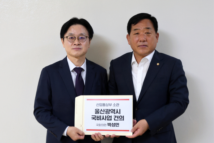 박성민 의원이 19일 김정관 산업통상부 장관을 만나 울산 미래산업 경쟁력 강화를 위한  협조를 당부했다. 박성민 의원실 제공