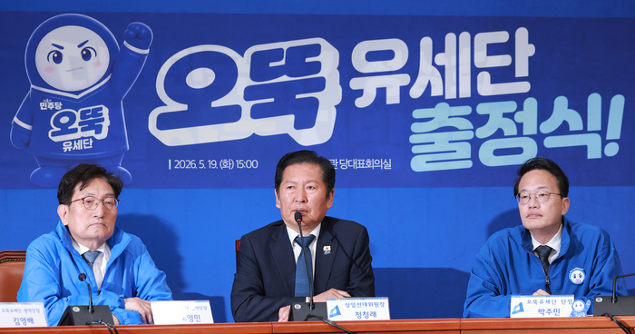 더불어민주당 총괄상임선대위원장인 정청래 대표가 19일 국회에서 열린 대한민국 국가정상화 중앙선거대책위원회 오뚝유세단 출정식에 참석해 인사말하고 있다. 연합뉴스