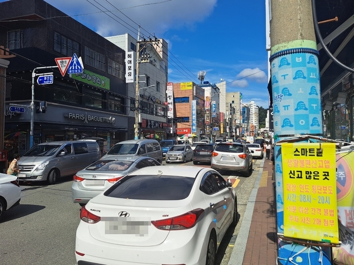 태화시장에서 장이 열리는 날이면 갓길에 불법주정차들이 길게 늘어져 일대 교통 혼잡이 발생한다.