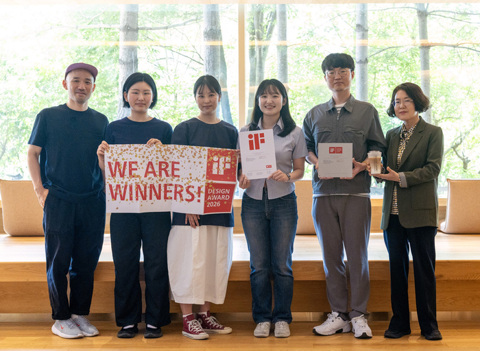 ‘캠퍼스 컵’ 개발을 이끈 UNIST 이승호 교수와 한민주·박민주·신다영 학생, 울산시 자원순환과 장희성 주무관·신화자 팀장이 기념촬영을 하고 있다. UNIST 제공
