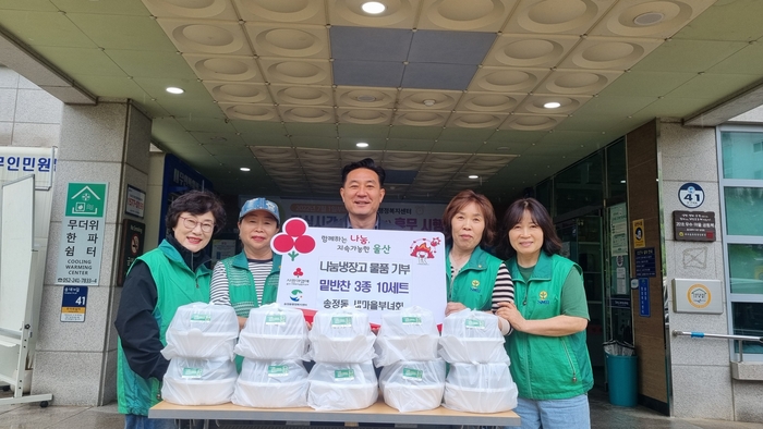 북구 송정동 새마을부녀회는 20일 밑반찬 10세트를 송정동 나눔냉장고에 전달했다. 북구 제공