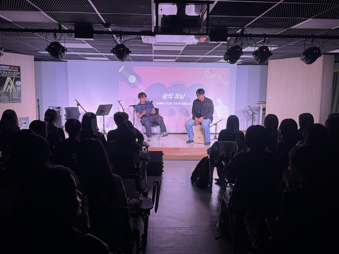 울산여자고 학생들이 20일 시청각실에서 이상웅 가수 이야기마당 강연을 듣고 있다. 울산교육청 제공