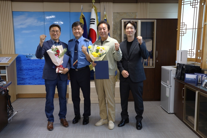 울산해양경찰서는 20일 해양 수색구조의 민간 핵심 세력인 울산해양재난구조대를 새롭게 이끌어갈 신임 대장 및 부대장에 대한 위촉식을 개최했다. 울산해경 제공