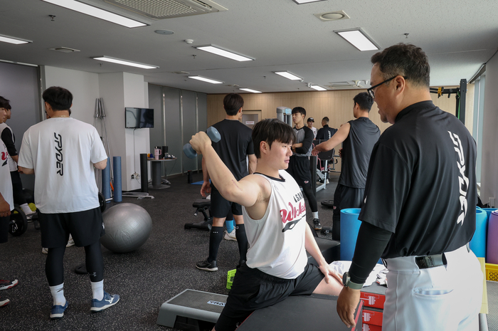 울산웨일즈 이민석이 강민철 트레이너 도움을 받아 재활 훈련을 하고 있다. 현재 문수야구장 내 별도의 재활 치료·훈련 공간이 없어 부상자들이 체력단련실을 사용하고 있다. 이수화 기자