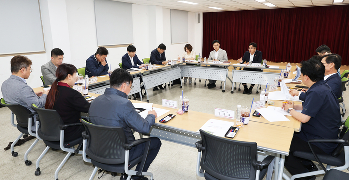울산시는 20일 전통시장지원센터에서 시와 시내버스 사업조합과 시내버스 업체, 지선·마을버스 협의회 관계자들 참석한 가운데 ‘시내버스 노선운영책임자 간담회’를 열고 시내버스 운영 현안과 서비스 개선 방안에 대해 논의했다. 울산시 제공