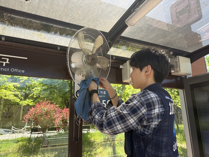 울산 중구가 예년보다 일찍 찾아온 무더위에 대비해 21일부터 버스 승강장 냉방 시설을 가동한다. 중구 제공