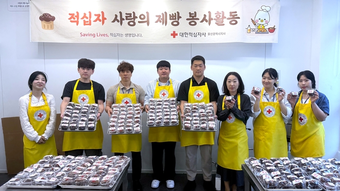 한국동서발전 임직원은 21일 대한적십자사 울산지사 빵나눔터(제빵실)에서 미혼모 등 취약가정 지원을 위한 사랑의 제빵 봉사활동을 진행했다. 대한적십자사 울산지사 제공