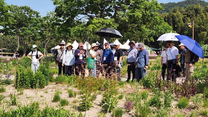 ‘양산시민정원학교’교육생들이 국내 제2호 국가정원인 울산 태화강 국가정원에서 현장 학습을 실시하고 있다.