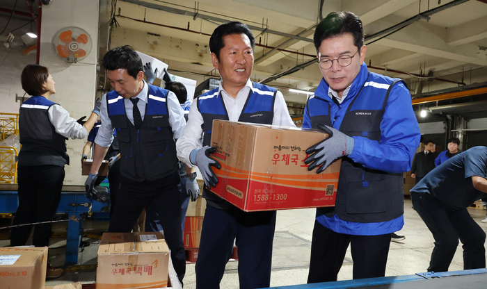 6·3 지방선거 공식 선거운동의 막이 오른 21일 0시 더불어민주당 정원오 서울시장 후보가 정청래 대표, 고민정 의원, 이정헌 의원, 문종철 광진구청장 후보와 함께 서울 광진구 동서울우편집중국을 찾아 택배 업무를 체험하고 있다.  연합뉴스