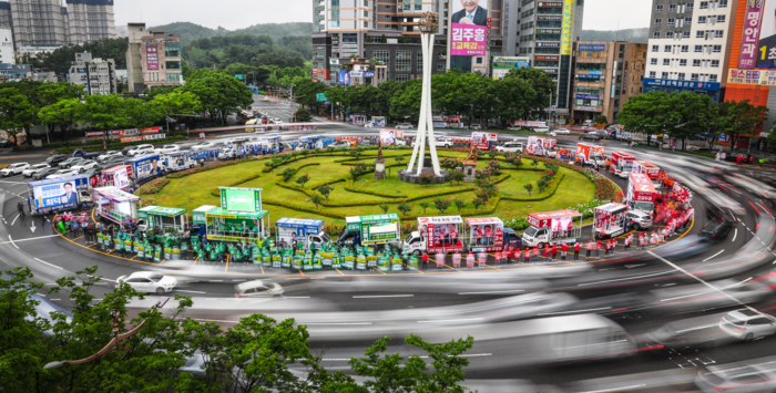 6·3 지방선거 공식 선거운동이 시작된 21일 울산 남구 공업탑로터리를 따라 후보 차량들이 줄지어 들어선 가운데 각 후보들과 선거운동원들이 출근길 시민들에게 지지를 호소하며 유세를 펼치고 있다. 이수화 기자