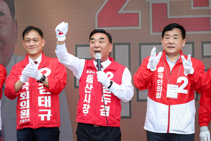 6·3 지방선거 공식 선거운동이 시작된 21일 울산 남구 태화로터리에서 열린 국민의힘 울산시당 출정식에서 김두겸 울산시장 후보가 지지를 호소하고 있다. 이수화 기자