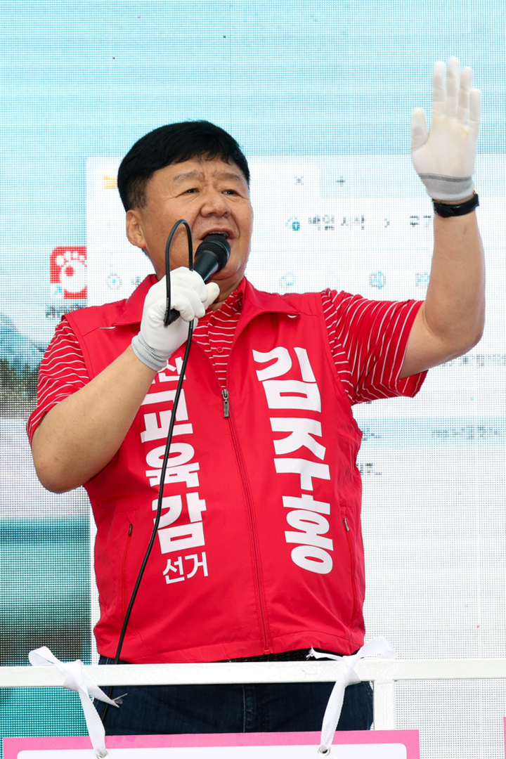 6·3 지방선거 공식 선거운동이 시작된 21일 울산 남구 공업탑로터리에서 열린 출정식에서 김주홍 후보가 시민들에게 지지를 호소하고 있다.