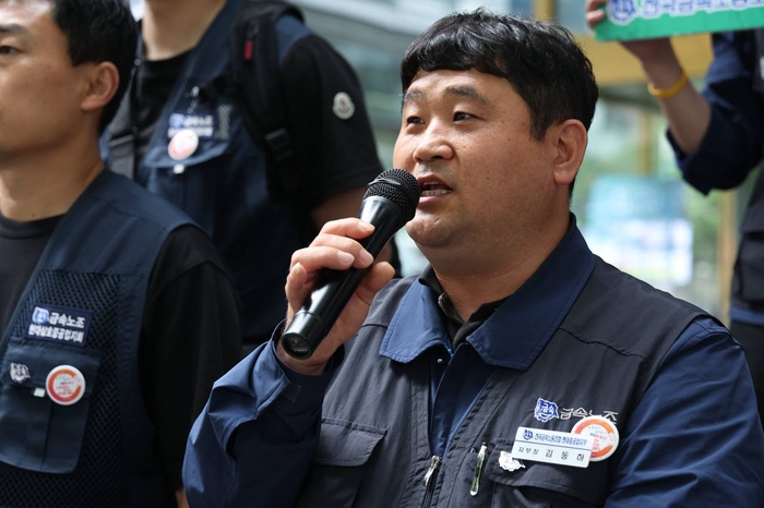 21일 김동하 금속노조 현대중공업지부장이 서울 한국조선해양플랜트협회 앞에서 조선노연 연대 투쟁에 대한 발언을 하고 있다. 현대중지부 제공