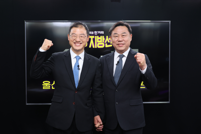 6·3 지방선거 울산시장 후보 단일화에 합의한 더불어민주당 김상욱 후보(왼쪽)와 진보당 김종훈 후보가 지난 20일 서울 마포구 한겨레 신문사에서 열린 단일화 토론회에서 기념 촬영하고 있다. 연합뉴스