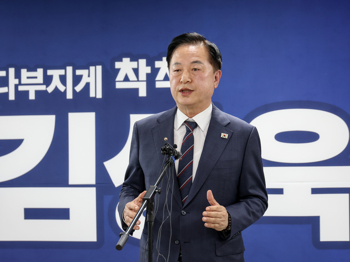 더불어민주당 울산광역시장 김상욱 후보 선대위의 김두관 총괄선대본부장은 24일 울산 남구 김상욱 선거사무소에서 언론브리핑을 갖고 여론조사 경선 중단에 대한 입장을 밝히고 있다. 이수화 기자