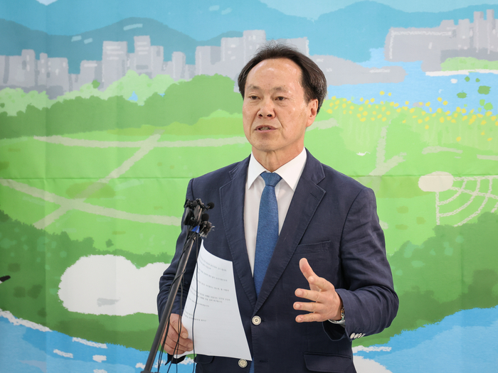 진보당 방석수 울산시당위원장이 24일 울산 남구 김종훈 선거사무소에서 김상욱 후보 측의 일방적인 여론조사 경선 중단과 관련에 입장을 밝히고 있다. 이수화 기자