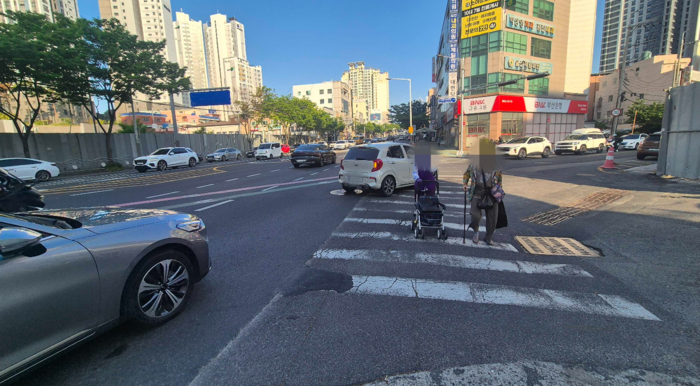 보행자가 남구 야음사거리의 한 횡단보도를 건너고 있다.