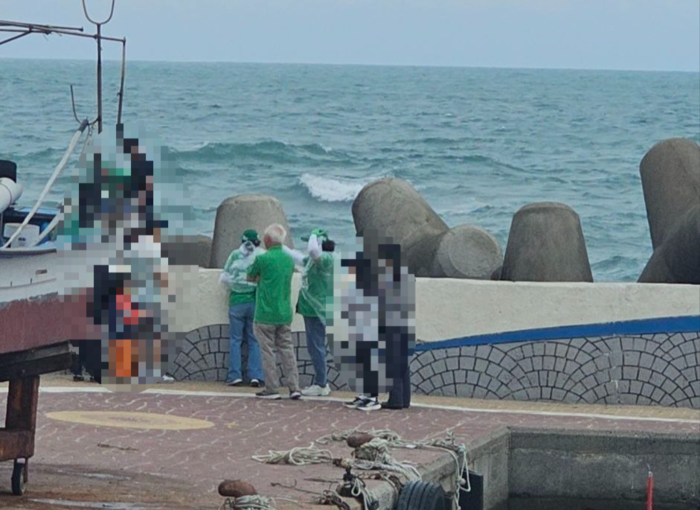 지난 23일 오후 3시께 울산 동구 주전초등학교 인근 주전해안길 인근에서 선거사무원들이 테트라포트 사이로 빠진 초등학생을 구조를 돕고 있다. 조용식 후보 캠프 제공