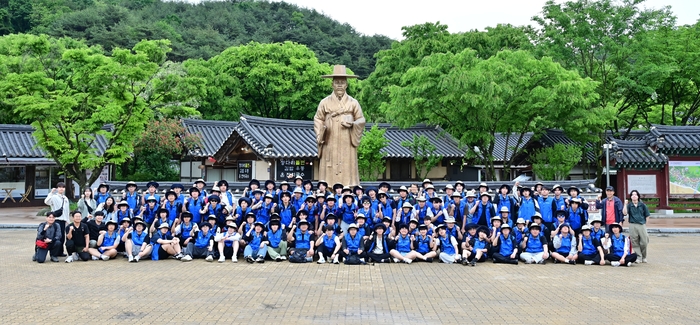 울산마이스터고 3학년 학생들이 22일 소수서원을 탐방하고 기념사진을 찍고있다. 울산교육청 제공