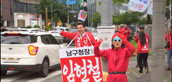 오징어게임 복장과 고래 선글라스를 낀 채 선거운동을 하고 있는 최영진 씨. 최영진 씨 제공