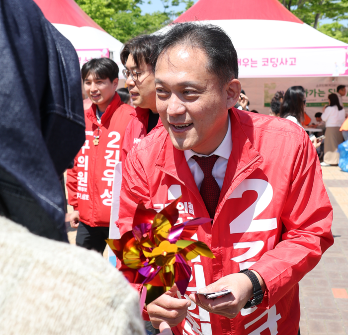 국민의힘 김태규 울산 남구갑 국회의원 보궐선거 후보가 5일 어린이날을 맞아 울산대공원 남문 일원을 찾아 시민들에게 지지를 호소하고 있다. 울산매일 포토뱅크
