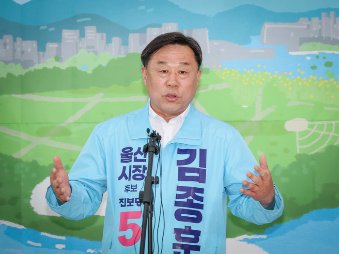 진보당 김종훈 울산시장 후보가 25일 울산 남구 선거사무소에서 김상욱 후보 측의 일방적인 단일화 경선 여론조사 중단과 관련에 입장을 밝히고 있다. 이수화 기자