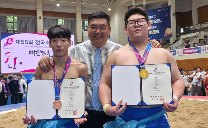 제55회 전국소년체육대회 3일차인 25일 씨름 남자 15세이하부 장사급 윤소빈(무룡중·2)과 구민규(무룡중·3)가 종목 1위와 3위를 차지하며 금메달과 동메달을 목에 걸었다. 시체육회 제공