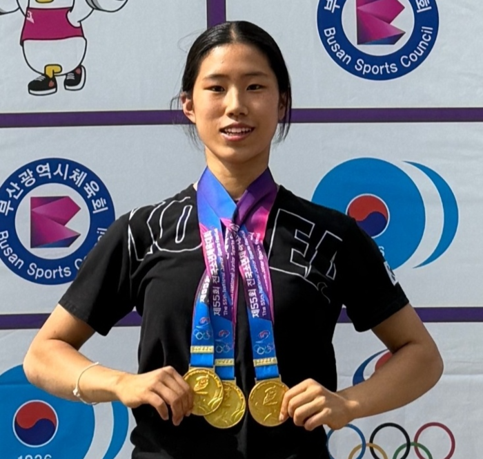 제55회 전국소년체육대회 49kg급 차민서(동평중·3)가 인상 61kg, 용상 80kg, 합계 141kg으로 금메달 3개를 목에 걸었다. 시체육회 제공