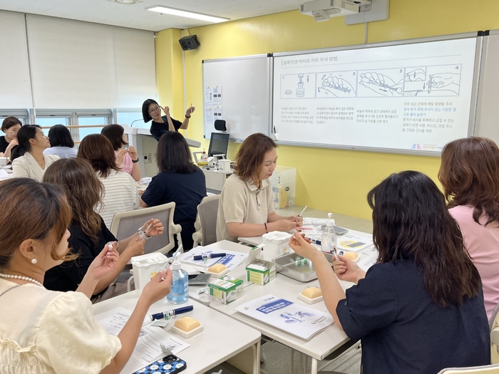 울산 지역 보건교사와 교장, 교감 등 관리자들이 26일 교육연구정보원에서 당뇨병 학생 지원 역량 강화 연수를 듣고있다. 울산교육청 제공