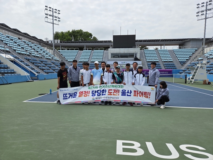 남자 15세이하부 개인전 단식 결승에 나선 울산 테니스의 간판 김시윤(제일중·3)은 충북 대표 최민건(충주중·2)을 세트스코어 2대0으로 완파하며 정상에 올랐다. 시체육회 제공