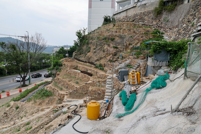 울산 중구 태화동 110-13번지 고지배수터널 공사현장 인근에 농막 등 불법시설물과 허가 받지 않은 경작 행위가 이뤄지고 있다. 최지원 기자