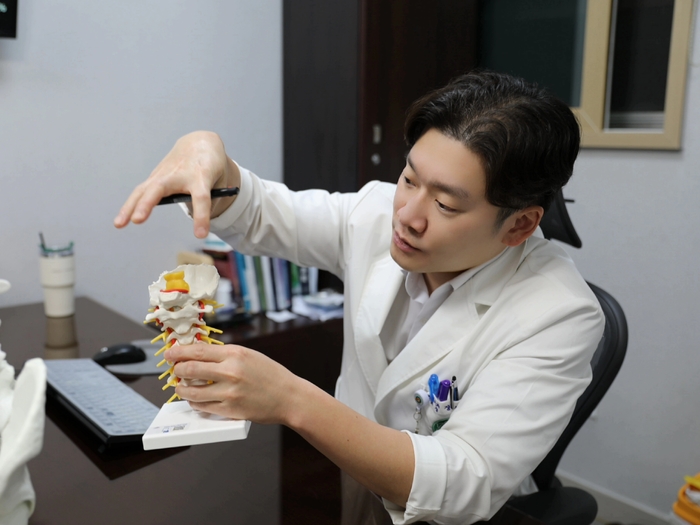 장성호 동천동강병원 정형외과 전문의가 척추측만증에 대해 설명하고 있다 . 동강병원 제공
