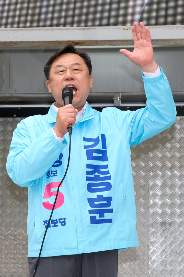 김종훈 진보당 울산시장 후보가 지난 21일 롯데백화점 울산점 광장에서 열린 출정식에서 지지를 호소하고 있다. 최지원 기자