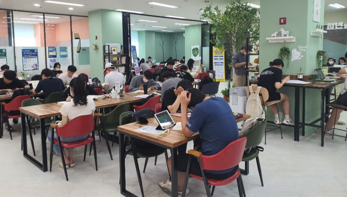 울산 남구가 올해 총 1632억원의 예산을 투입해 1만8,000여개의 일자리 창출에 나선다. 사진은 남구 청년일자리카페 모습. 남구 제공