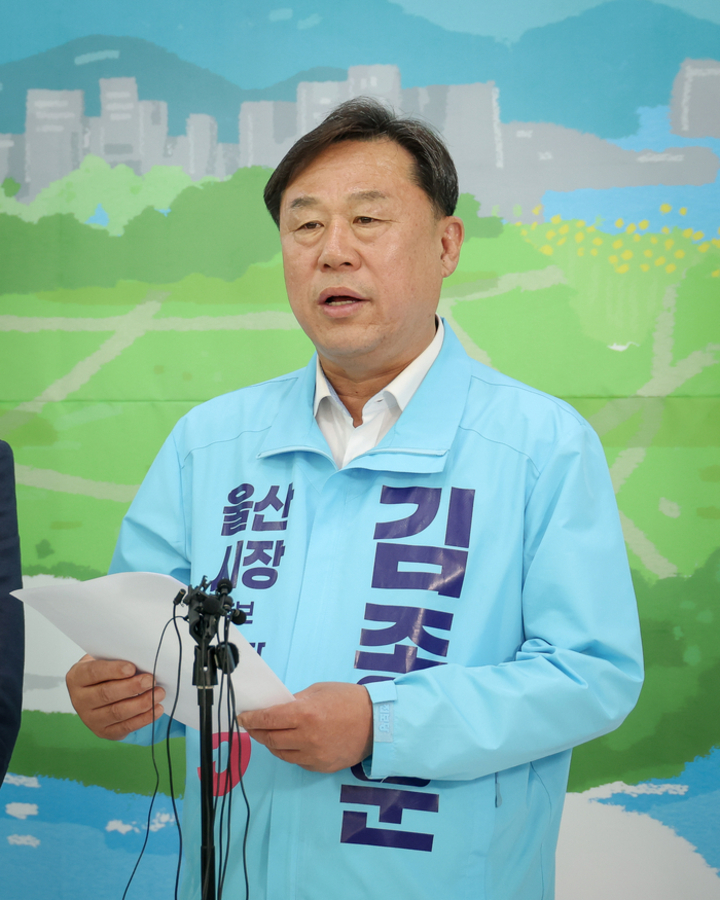 김종훈 진보당 울산시장 후보가 27일 울산 남구 자신의 선거사무소에서 기자회견을 열고 김상욱 후보의 단일화 재경선 요구를 받아들인다고 밝혔다. 이수화 기자