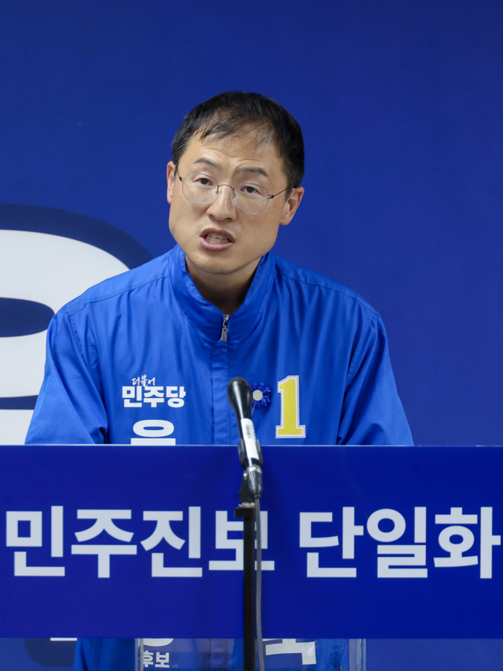 김상욱 더불어민주당 울산시장 후보가 27일 울산 남구 자신의 선거사무소에서 기자회견을 열고 28일 민주·진보 울산시장 후보 단일화 경선 여론조사를 다시 실시한다고 밝히고 있다. 이수화 기자
