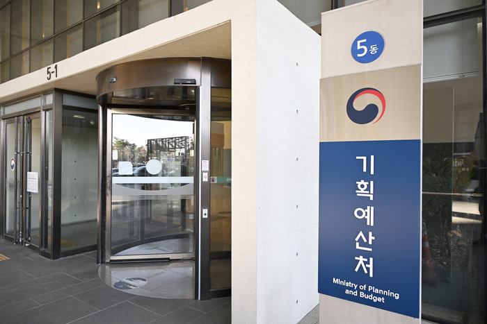 정향우 기획예산처 사회예산심의관이 27일 울산 남구 용연하수처리장 현장을 방문했다. 사진은 기획예산처 현판. 연합뉴스