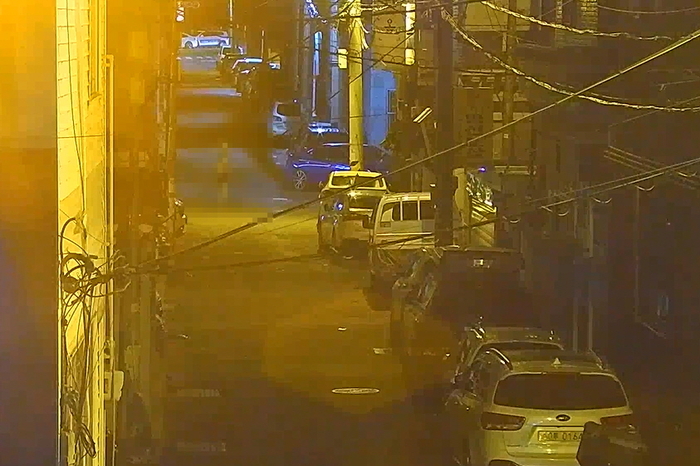 지난 25일 오후 11시 12분께 정신지체장애를 가진 20대 남성 B 씨를 중구 CCTV통합관제센터에서 찾아 안전 귀가를 도왔다. CCTV 영상에 담긴 B 씨가 길거리를 방황하는 모습. 중구 제공
