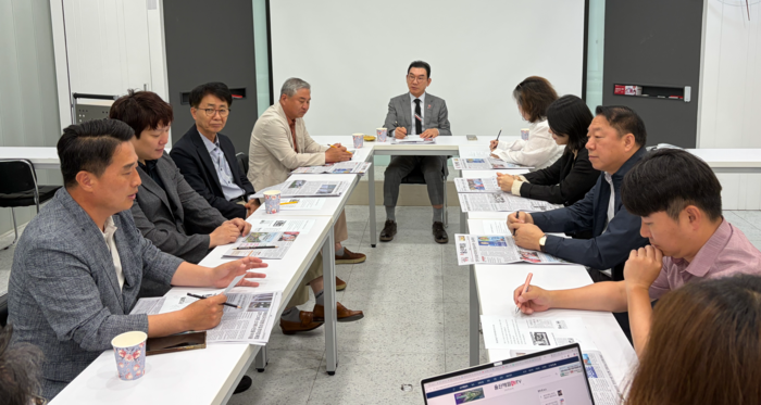 본지 5월 독자권익위원회가 지난 28일 본사 회의실에서 열려 5월 한 달간 본지 보도물을 점검하고 지방선거 보도, UTV 영상 콘텐츠, 지역 현안 보도 등에 대한 다양한 의견을 냈다.