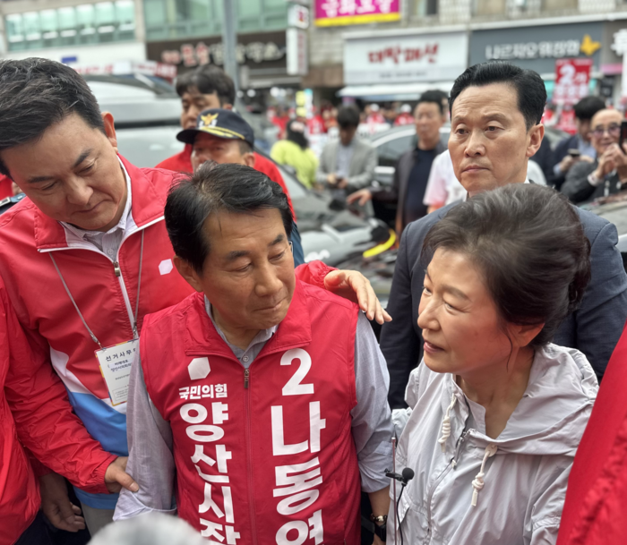 박근혜 전 대통령이 양산 남부시장을 방문해 나동연 양산시장 후보 지원 사격에 나섰다.