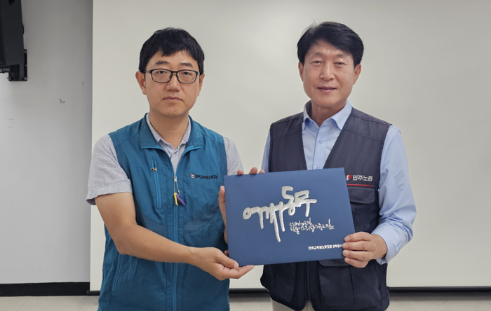 전교조 울산지부는 창립 37주년을 맞아 노동·시민사회운동에 공로가 있거나 그 과정에서 피해를 입은 가정의 자녀, 어려운 환경 속에서도 학업과 꿈을 이어가는 울산지역 학생 19명에게 총 900만 원의 장학금을 전달했다. 전교조 울산지부 제공