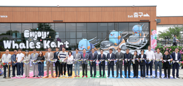 장생포 웨일즈카트 준공식이 28일 울산 남구 장생포 고래문화마을 고래광장 일원에서 개최된 가운데 서동욱 남구청장, 이상기 남구의회 의장, 김기현 국회의원, 시·구의원, 단체장, 주민 등이 축하 테이프 커팅식을 하고 있다. 이수화 기자