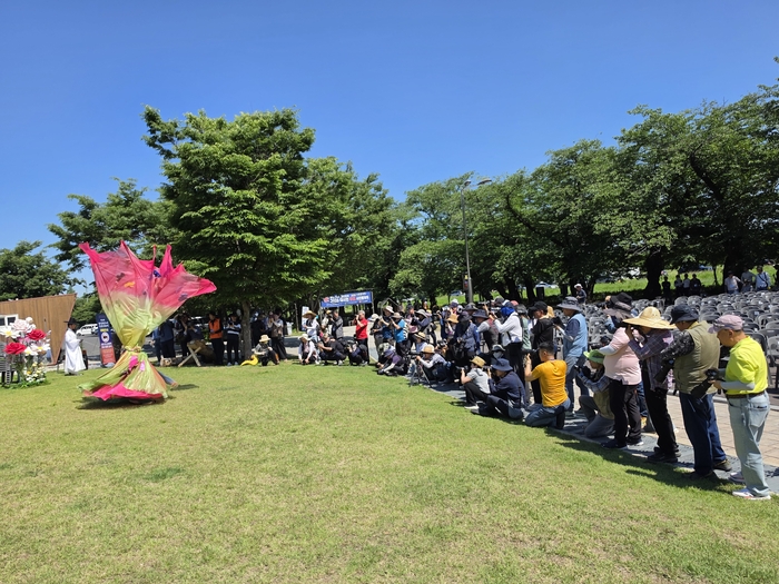 울산사진써클연합회(회장 박남규)는  지난달 31일 울산시 울주군 삼남읍 작천정 다목적광장 근린공원에서 ‘2026 대시민 무료 사진촬영회’를 열었다. 울산사진써클연합회 제공