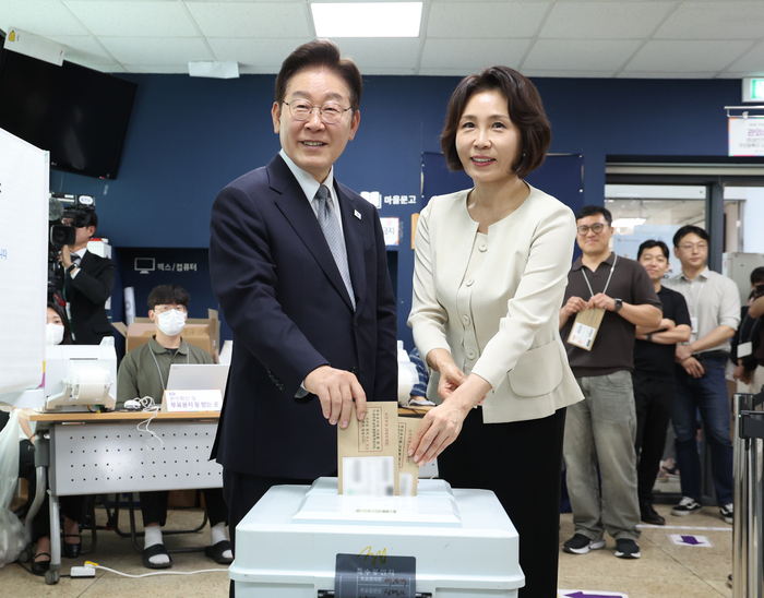 이재명 대통령과 김혜경 여사가 제9회 전국동시지방선거 사전투표 첫날인 29일 서울 종로구 삼청동 주민센터에 마련된 사전투표소에서 투표용지를 투표함에 넣고 있다. 연합뉴스