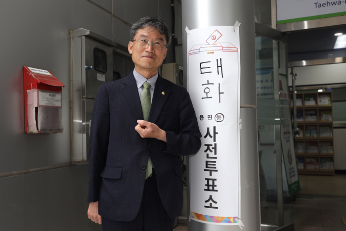 천창수 울산시교육감이 제9회 전국동시지방선거 사전투표 첫날인 지난 29일 오전 9시께 울산시 중구 태화동 행정복지센터에 마련된 사전투표소에서 소중한 한 표를 행사했다.