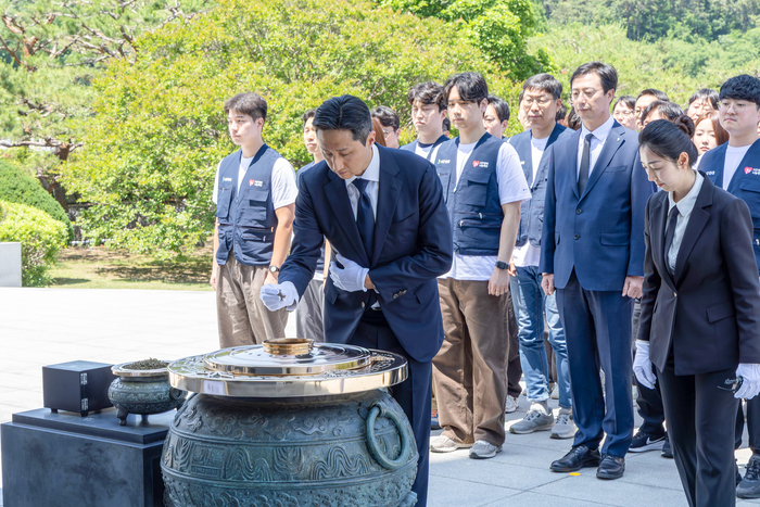 HD현대는 31일 호국보훈의 달을 맞아 HD현대 정기선 회장과 HD건설기계 문재영 사장을 비롯한 임직원 약 200명이 국립서울현충원과 국립영천호국원, 국립괴산호국원을 찾아 순국선열과 호국영령을 추모했다고 31일 밝혔다.