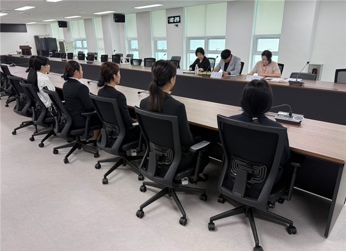 울주군에 따르면 지난 28일 온산읍 행정복지센터에서 울주병원 행정직 및 의료기사(임상병리사, 방사선사, 물리치료사 등) 직군 채용을 위한 최종 면접시험을 진행했다.