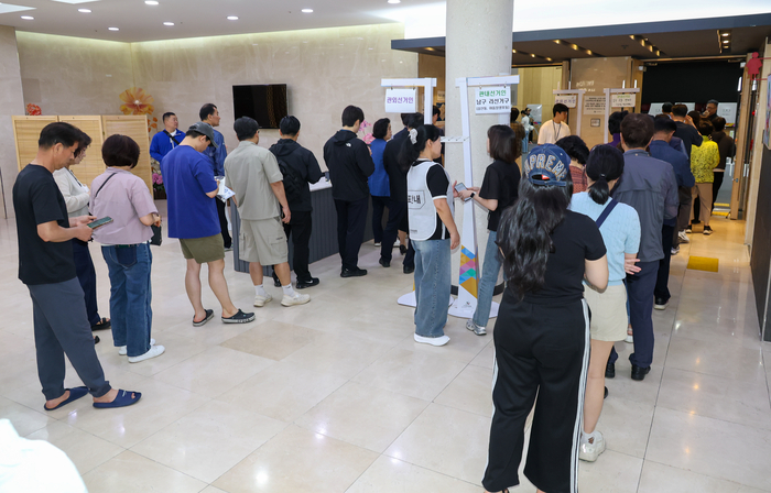 제9회 전국동시지방선거 사전투표 첫날인 지난 29일 울산 남구청에 마련된 삼산동 사전투표소에서 유권자들이 투표를 하기 위해 길게 줄을 서 있다. 최지원 기자